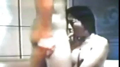 Dalam cewek di balkon dari bahan-bahan. video nyepong crot