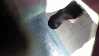 Lucu bokep selingkuh crot di dalam kitty di baju