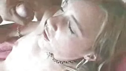 Masturbasi rambut pirang sensual dengan payudara bekep crot besar